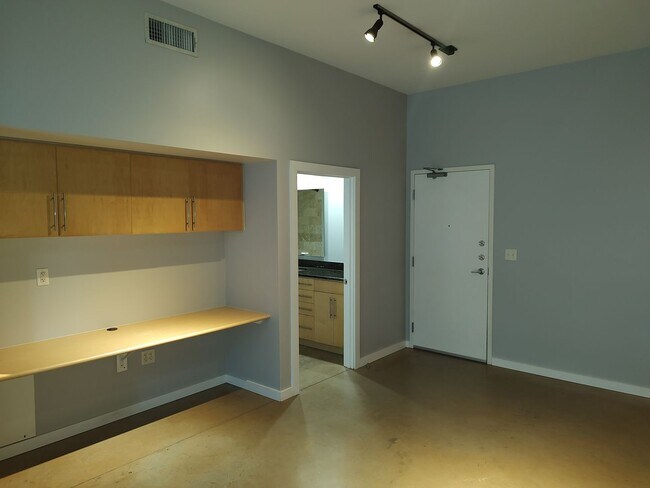Building Photo - Cute condo on E6th in the center of everyt...