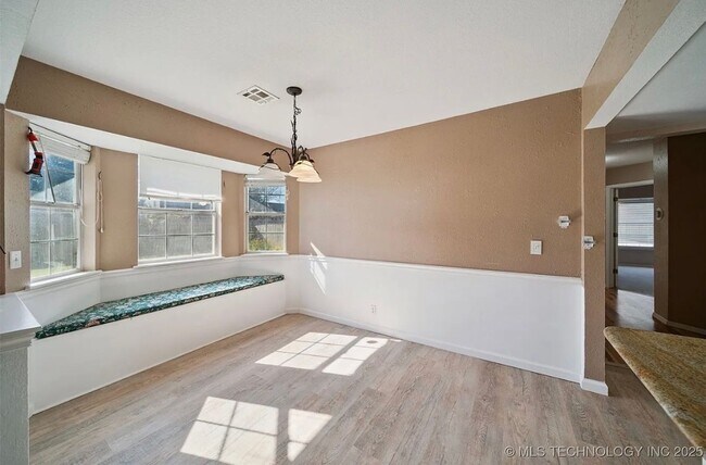 Building Photo - Located in a cul-de-sac, this 3 bedroom, 2 bath, 2 car garage home boasts over 2000 sq ft and a g...