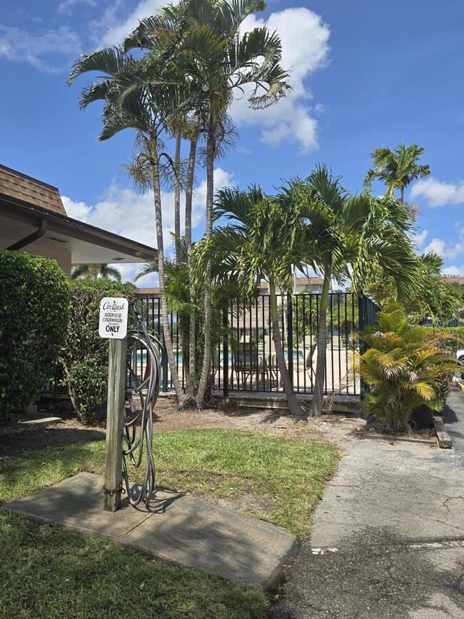Building Photo - 2461 SW 82nd Ave