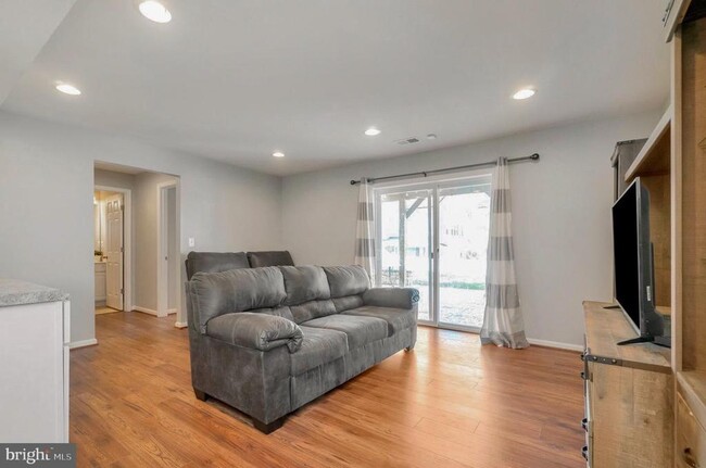 Building Photo - 437 Boxelder Dr