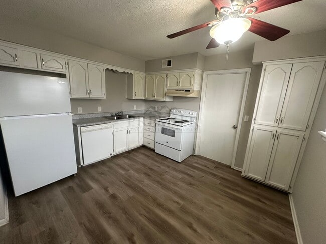 Building Photo - 302 W Montgomery St