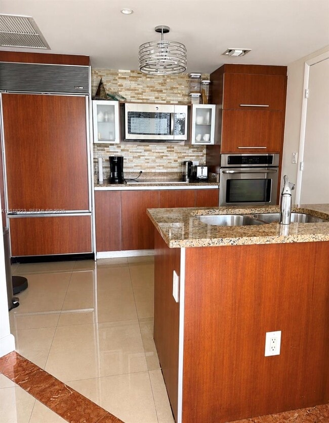 Building Photo - 17201 Collins Ave