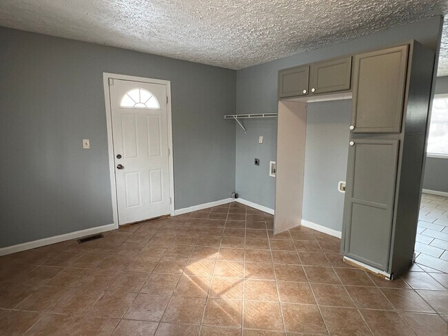 Building Photo - Far Eastside 3 Bedroom 1 Bath