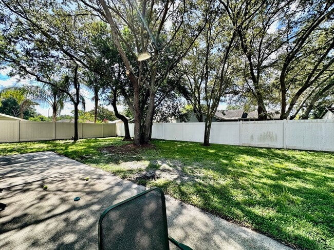 Building Photo - Perfect 3 bed 2 bath with huge fenced back...