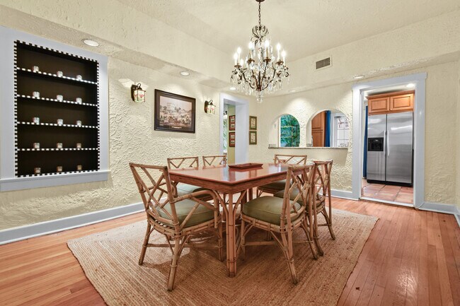 Building Photo - 194 Almeria Rd