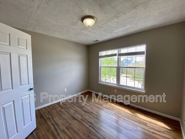 Building Photo - 15382 Ten Point Dr