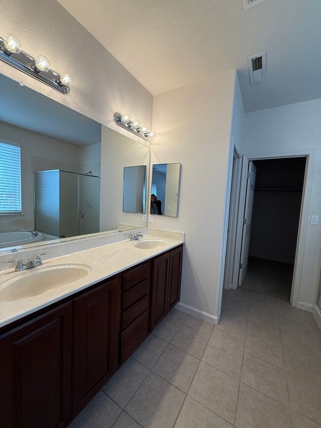 Building Photo - Beautiful single story 3 bedroom, 2 bath home with nearly 1900 sq ft of living space.