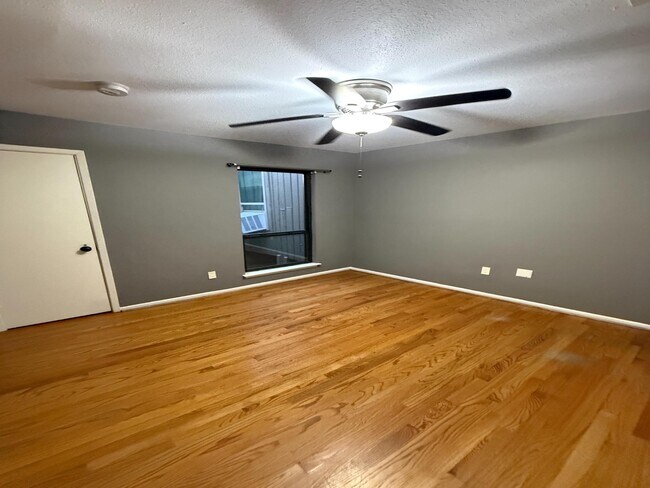 Building Photo - 9400 Doliver Dr