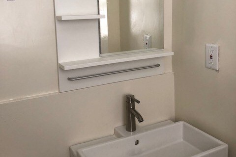 Building Photo - 916 N Screenland Dr