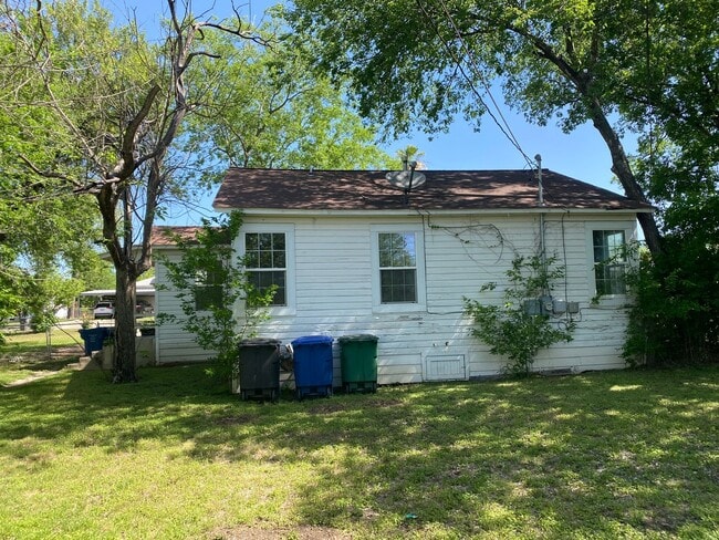 Building Photo - 450 Overhill Dr