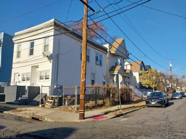 Building Photo - 195 Reynolds St
