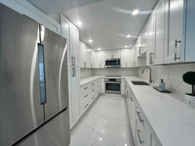 Building Photo - 3546 S Ocean Blvd