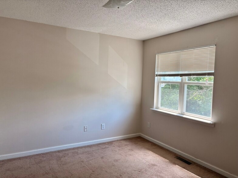 Building Photo - 409 S Beech St