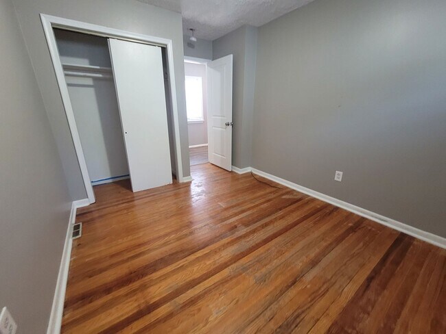 Building Photo - Spacious 3-bedroom, 2-full Bath Ranch