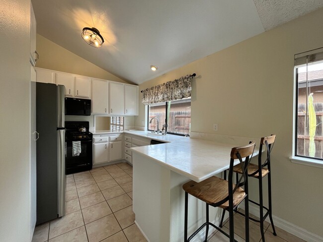Building Photo - MOVE-IN READY 3+2 w/all appliances, commun...