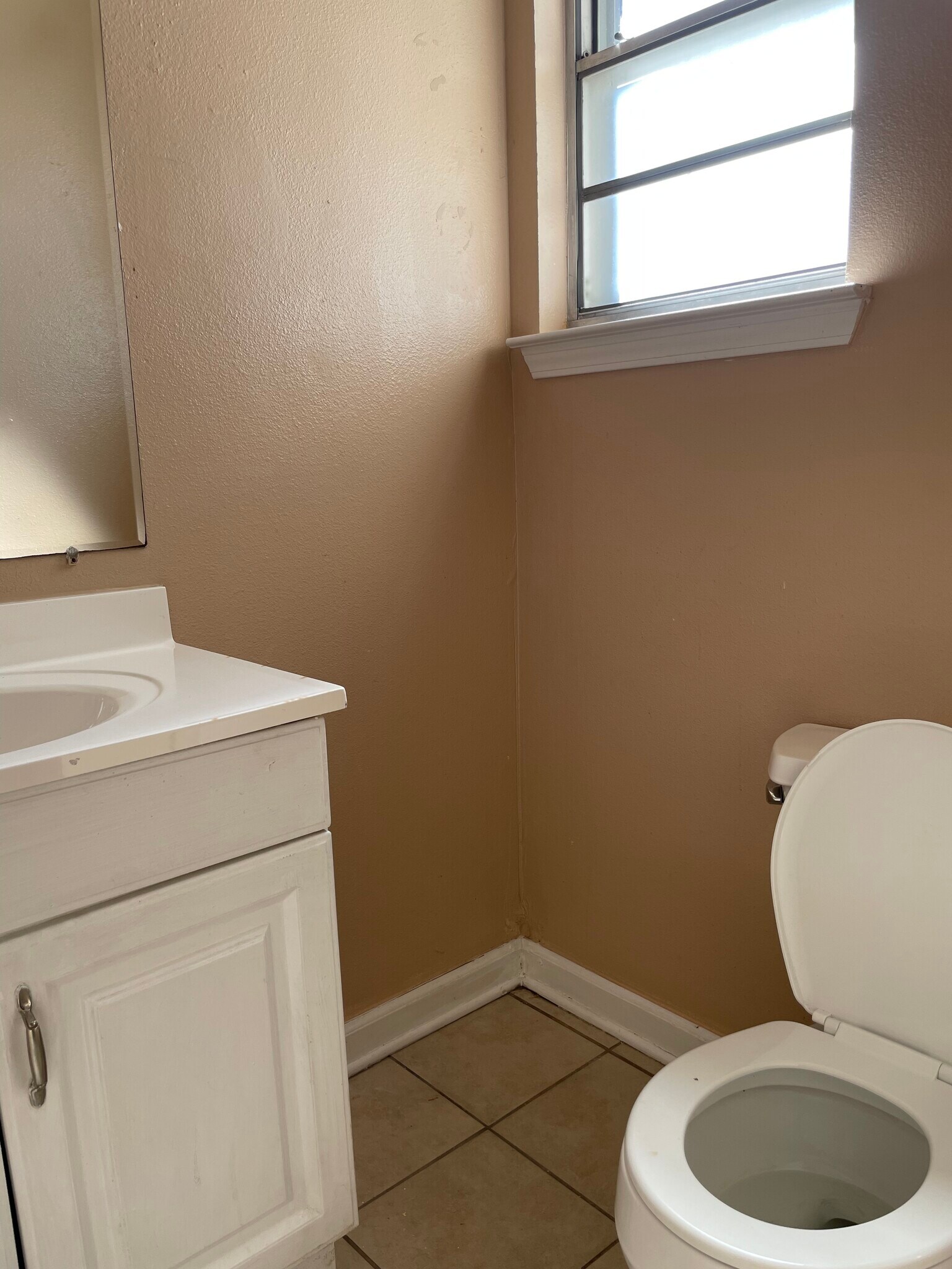 Hall bathroom_3 - 7925 Danube Rd