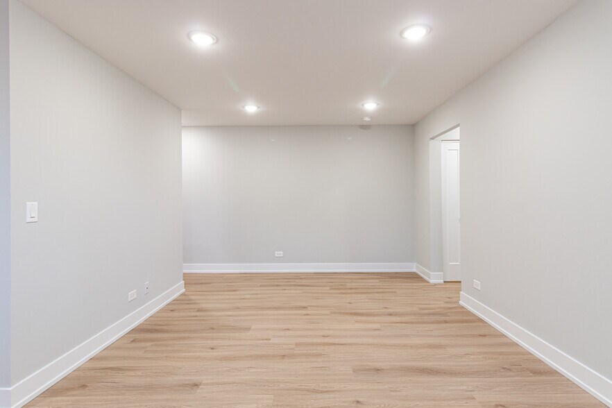 Building Photo - 531 W Aldine Ave