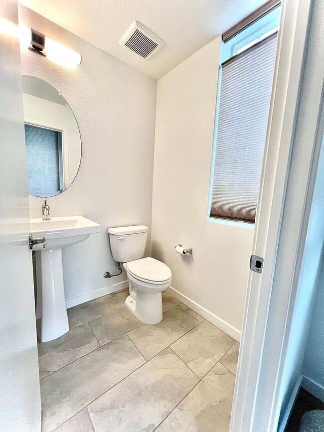 Building Photo - Beautiful 2 bedroom 2.5 bath three story condo!!