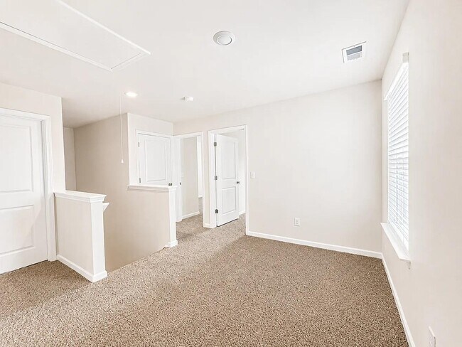 Building Photo - 225 Deskin Ln