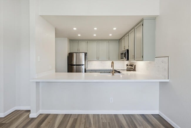 Building Photo - 270 Dahlia Ave