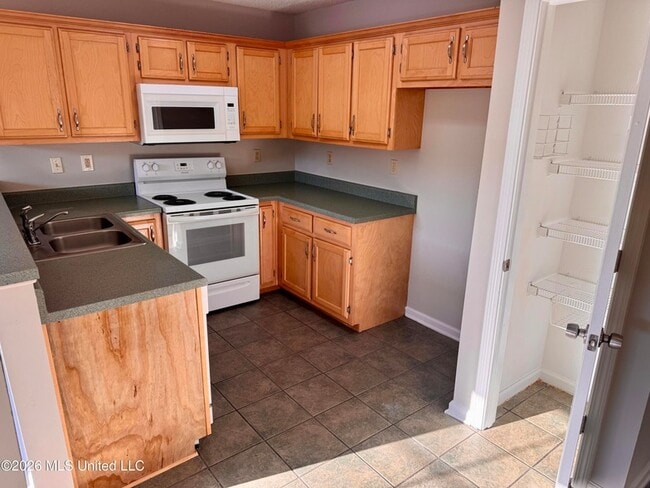 Building Photo - 8170 Clubview Dr