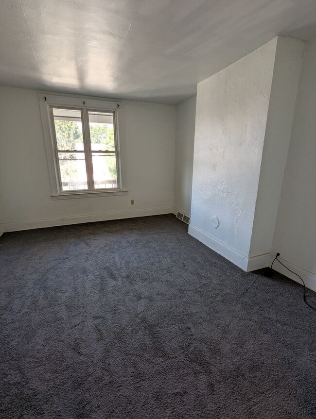 Building Photo - 3 Bedroom 1 Bathroom Single Family Home wi...