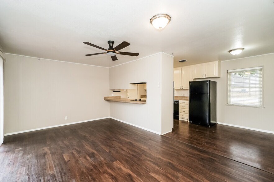 Building Photo - 6420 Valley Ridge Dr