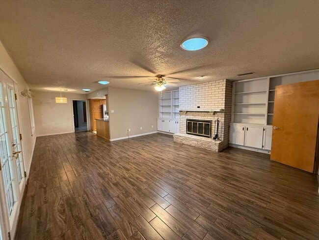 Building Photo - 3 Bed 3 Bath spacious home, with extra craft room, Lovely Backyard