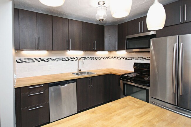 Building Photo - Nicely Updated Duplex Near UVA Medical Center
