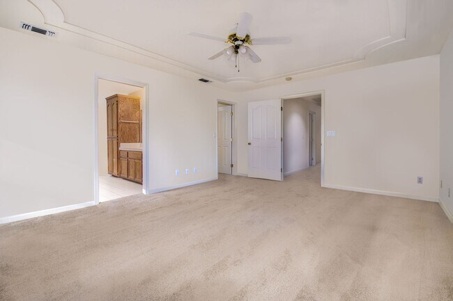 Building Photo - Spacious 3 Bedroom 2 Bathroom Home in Conv...
