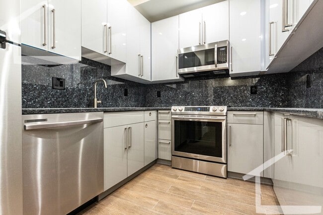 Primary Photo - Charming, Renovated Apt near C-Line with 2...