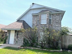 Building Photo - Rare 4 bedroom 2 bath in Moore Schools. 2 ...