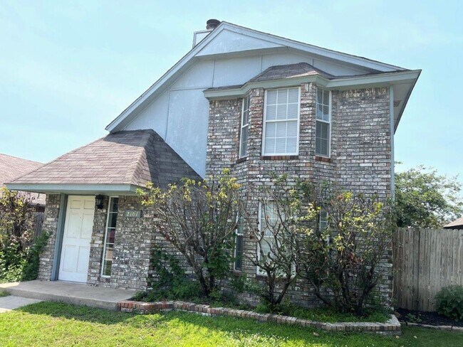 Building Photo - Rare 4 bedroom 2 bath in Moore Schools. 2 ...