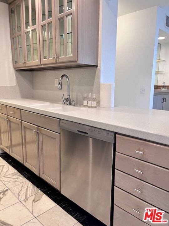 Building Photo - 906 N Doheny Dr