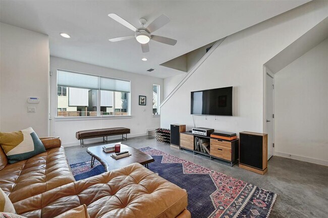 Building Photo - 801 N Bluff Dr