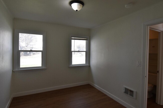 Building Photo - 1817 Birch St