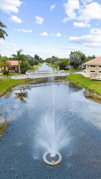 Building Photo - 5540 Lakewood Cir S