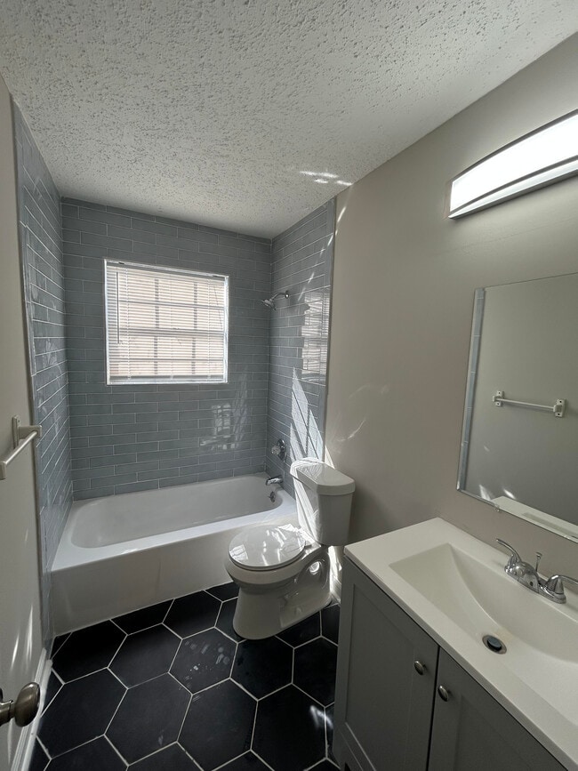 Building Photo - 208 Ridgewood Ave