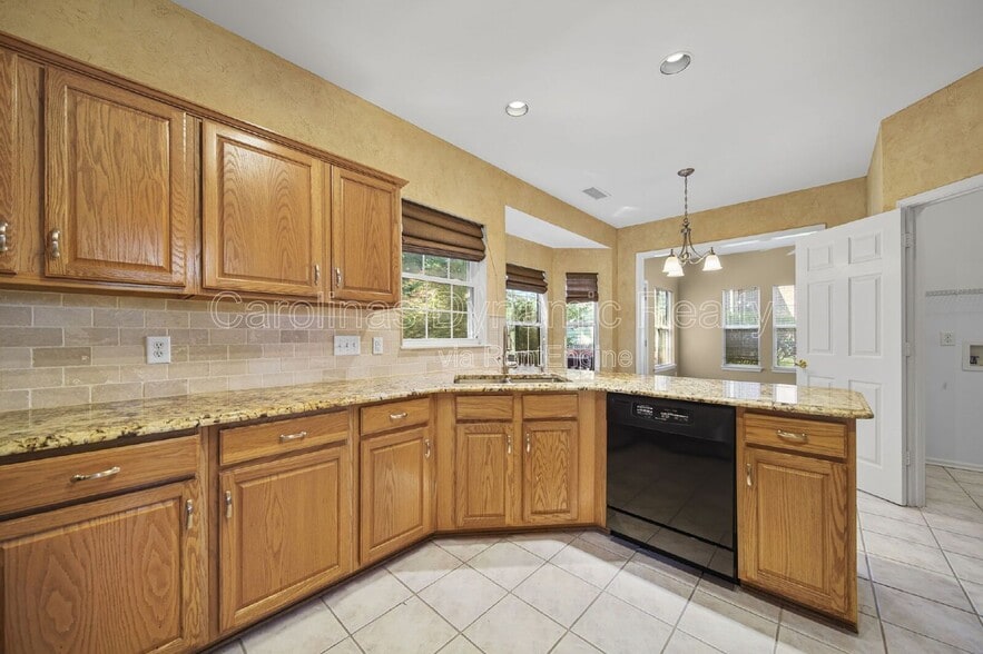 Building Photo - 2812 Redfield Dr