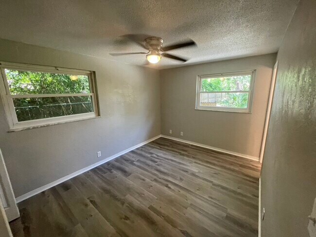 Building Photo - 1500 Wildrose Ln