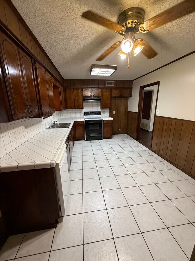 Building Photo - 3 Bed 1.5 Bath House