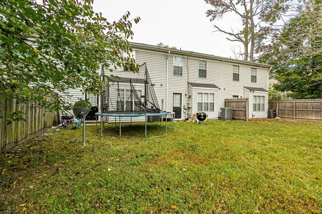 Building Photo - Don't miss the chance to call this Virginia Beach townhouse your home!