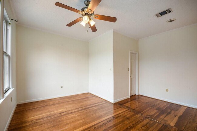 Building Photo - 609 Harthan St