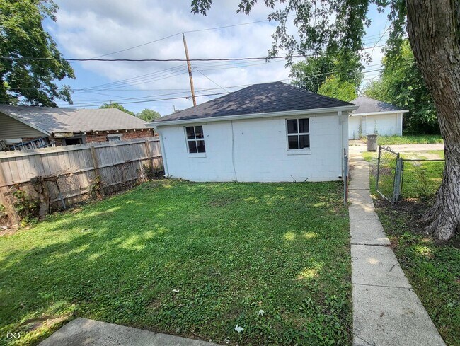 Building Photo - 1527 N Chester Ave