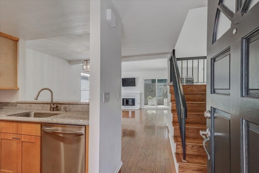 Building Photo - 2191 Canyon Dr