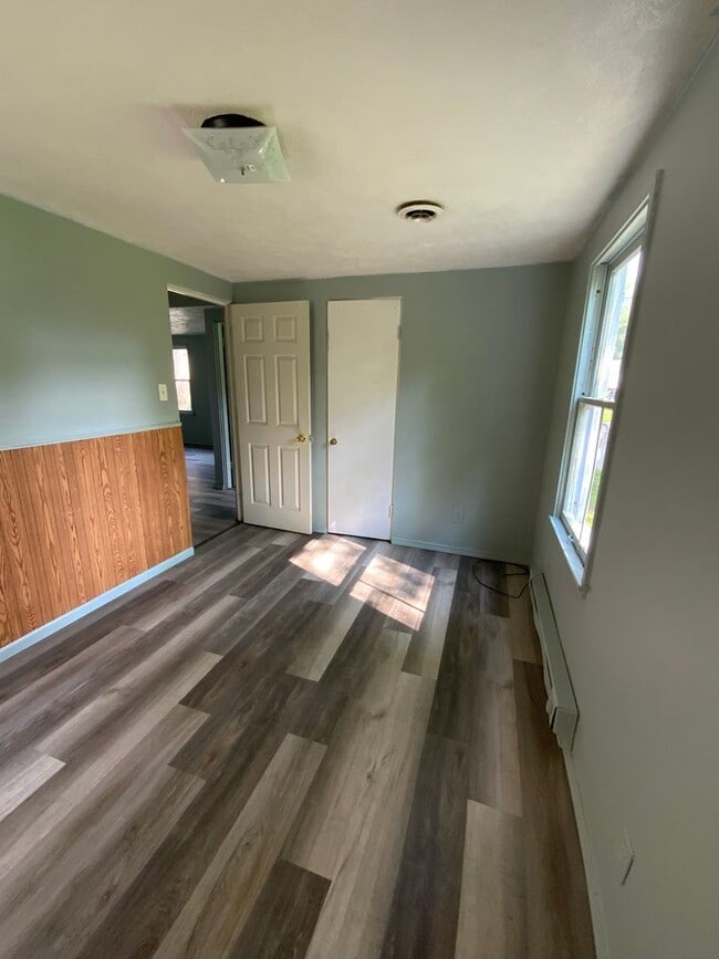 Building Photo - Charming 2-Bedroom, 1-Bathroom Home – $925/Month | Accepting Section 8 South Bend, IN