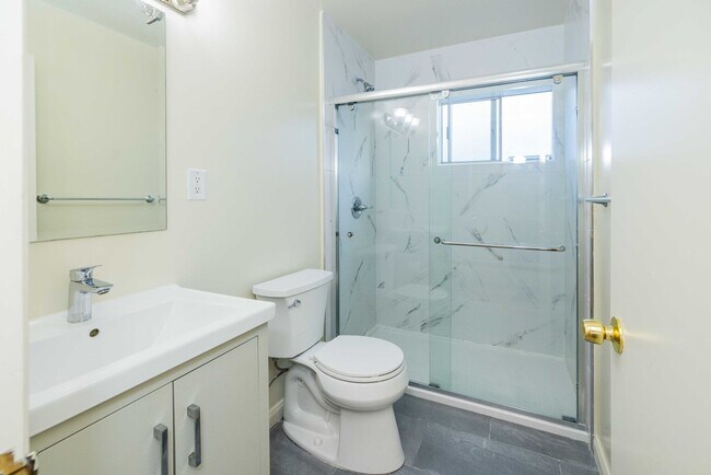 Building Photo - Top Floor 1BR/1BA. Renovated! DISHWASHER! ON-SITE LAUNDRY!