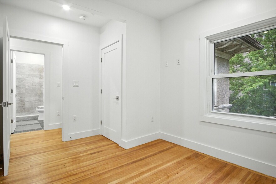 Building Photo - 21 Regent Cir