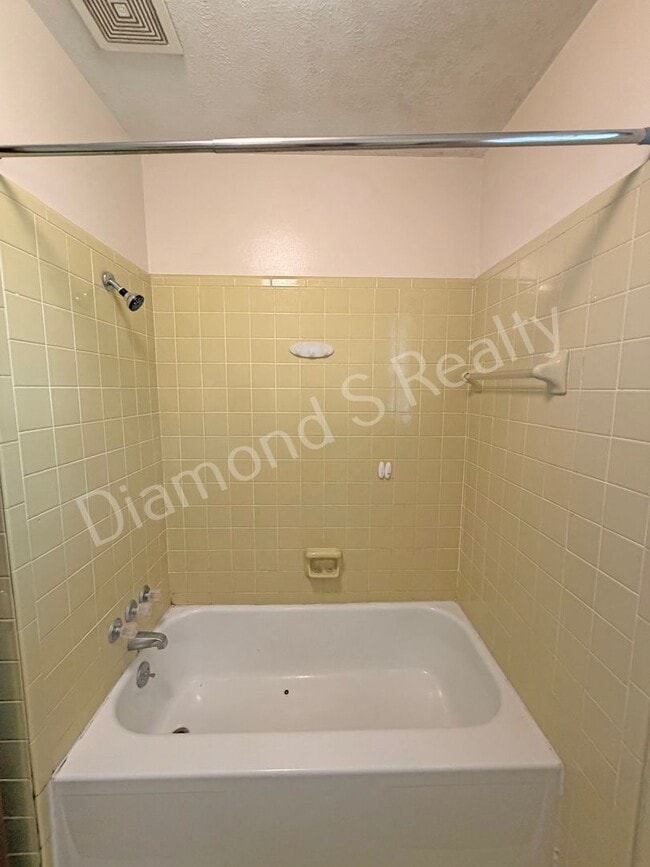 Building Photo - 2 Bedroom Duplex Available Now!  Great Location!