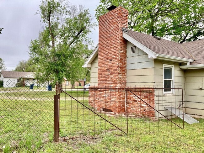 Building Photo - 3 bed 1 bath, garage, quiet street